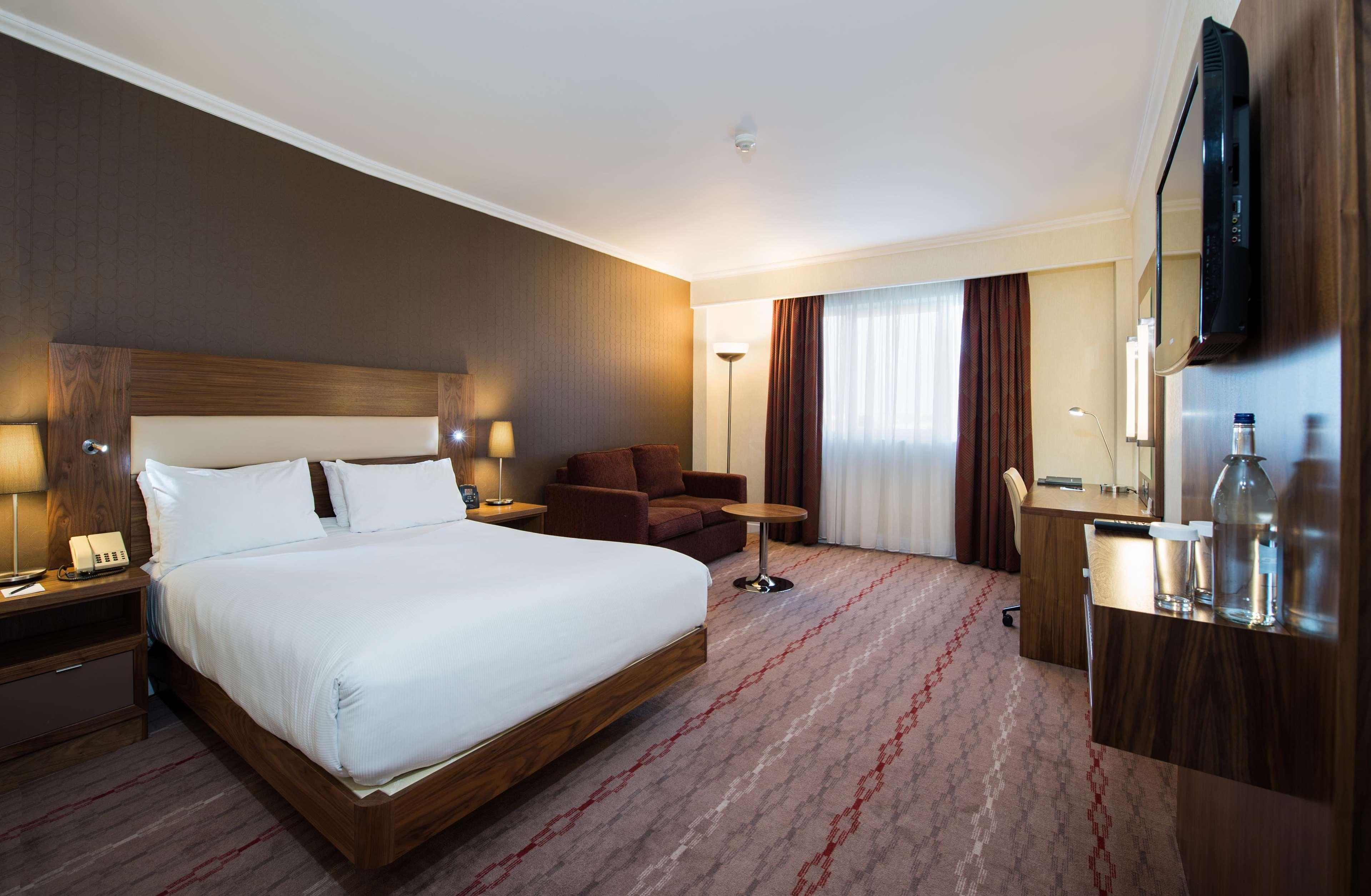 Hotel Doubletree By Hilton Dartford Bridge Exterior foto