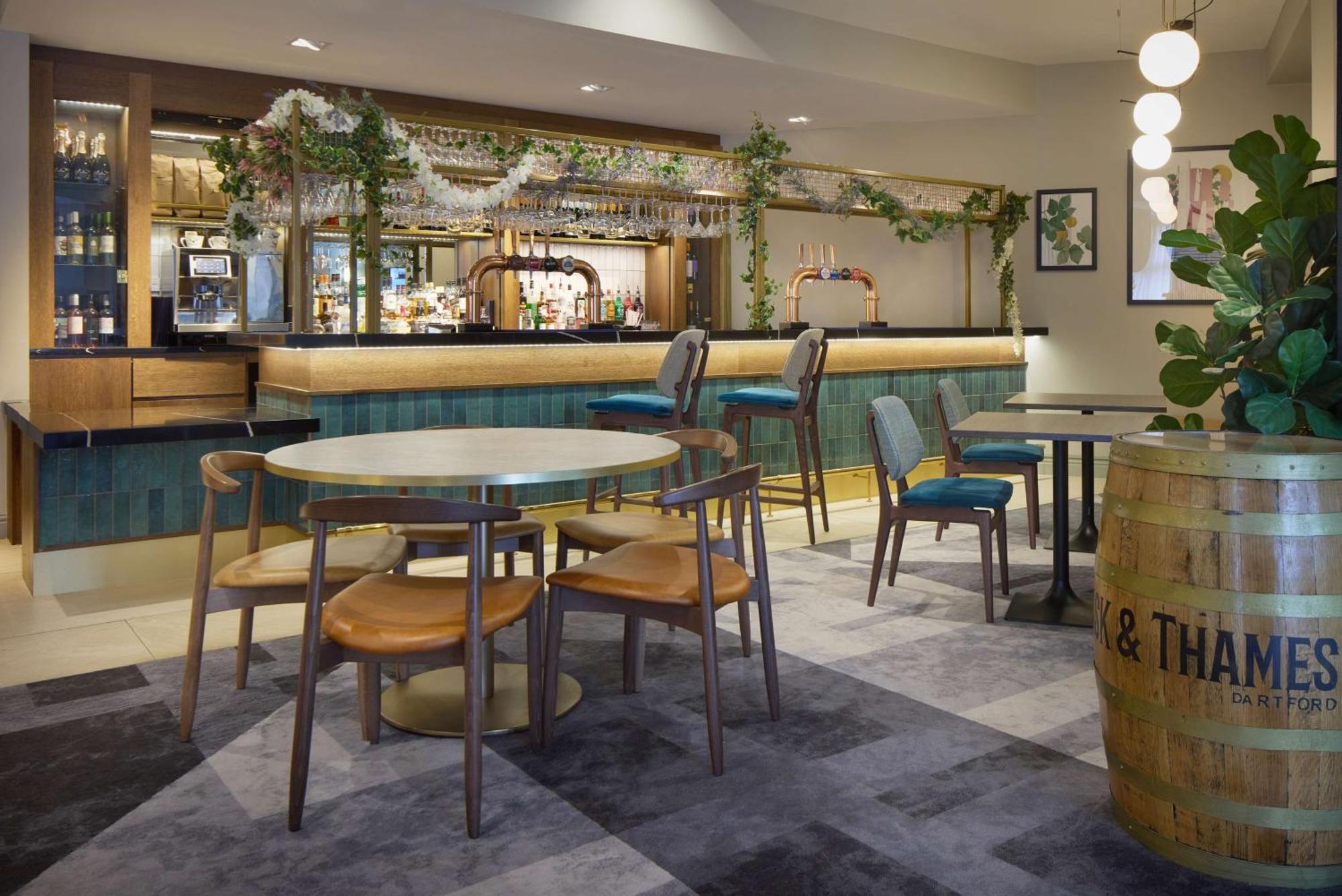 Hotel Doubletree By Hilton Dartford Bridge Exterior foto