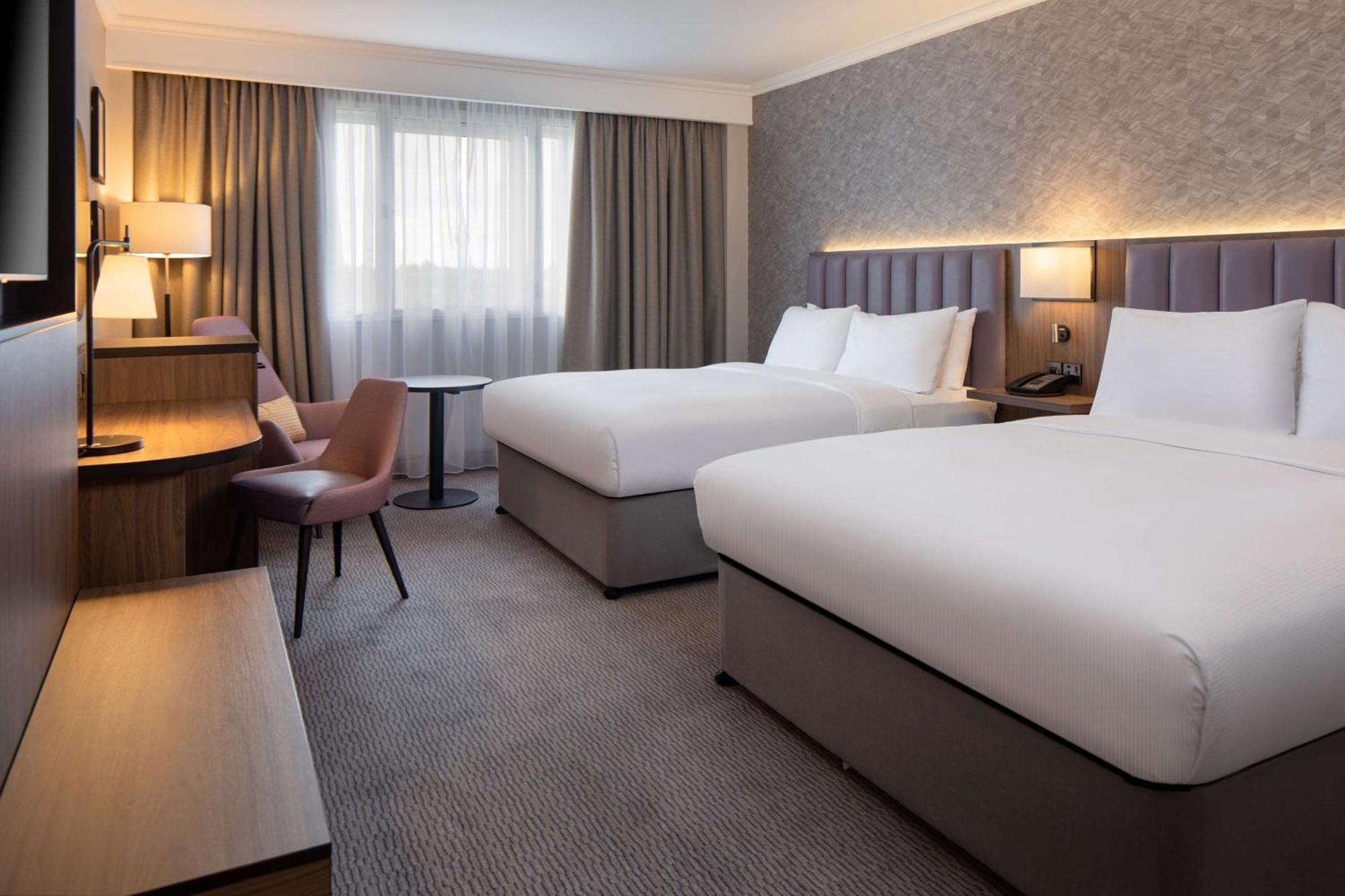 Hotel Doubletree By Hilton Dartford Bridge Exterior foto