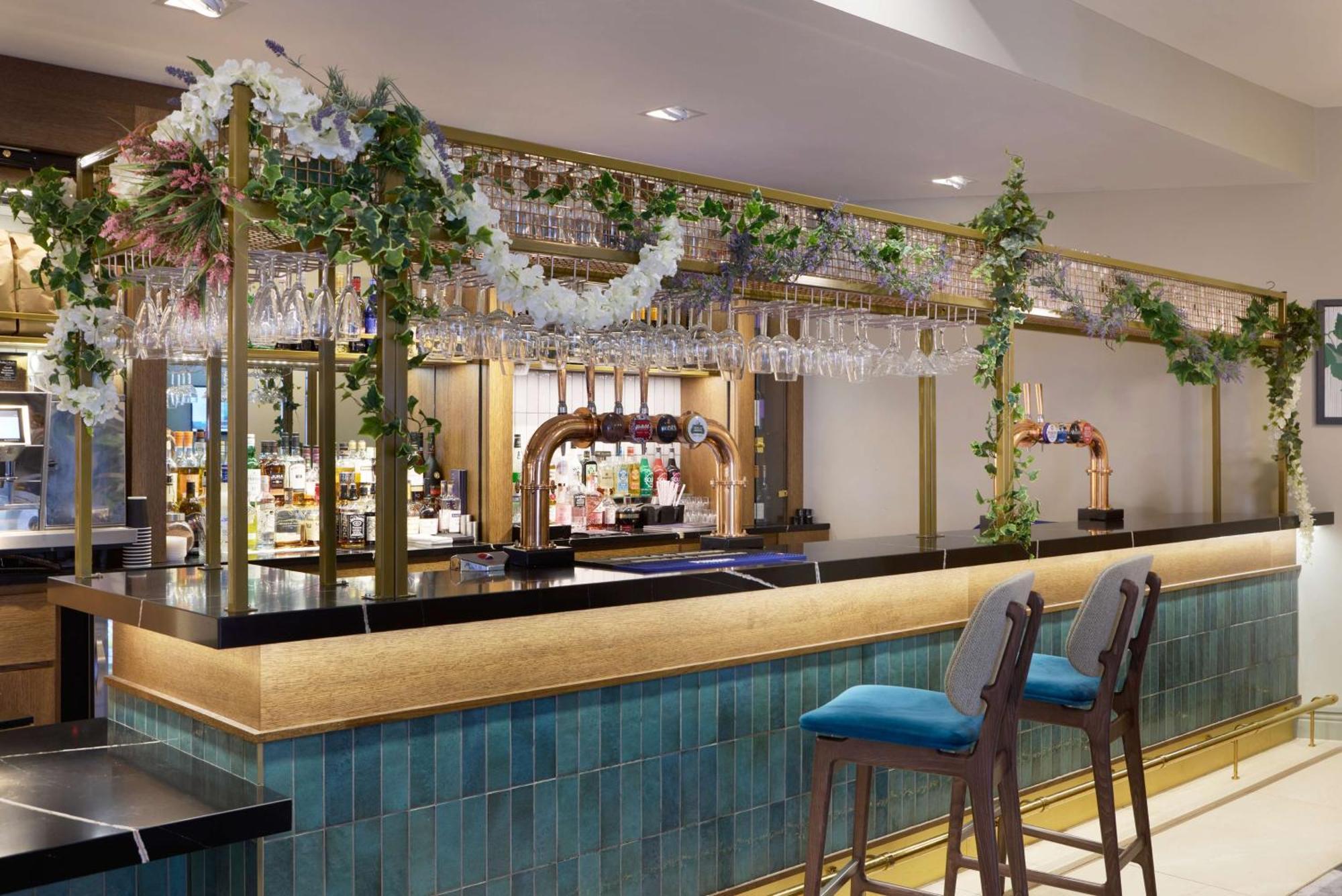 Hotel Doubletree By Hilton Dartford Bridge Exterior foto