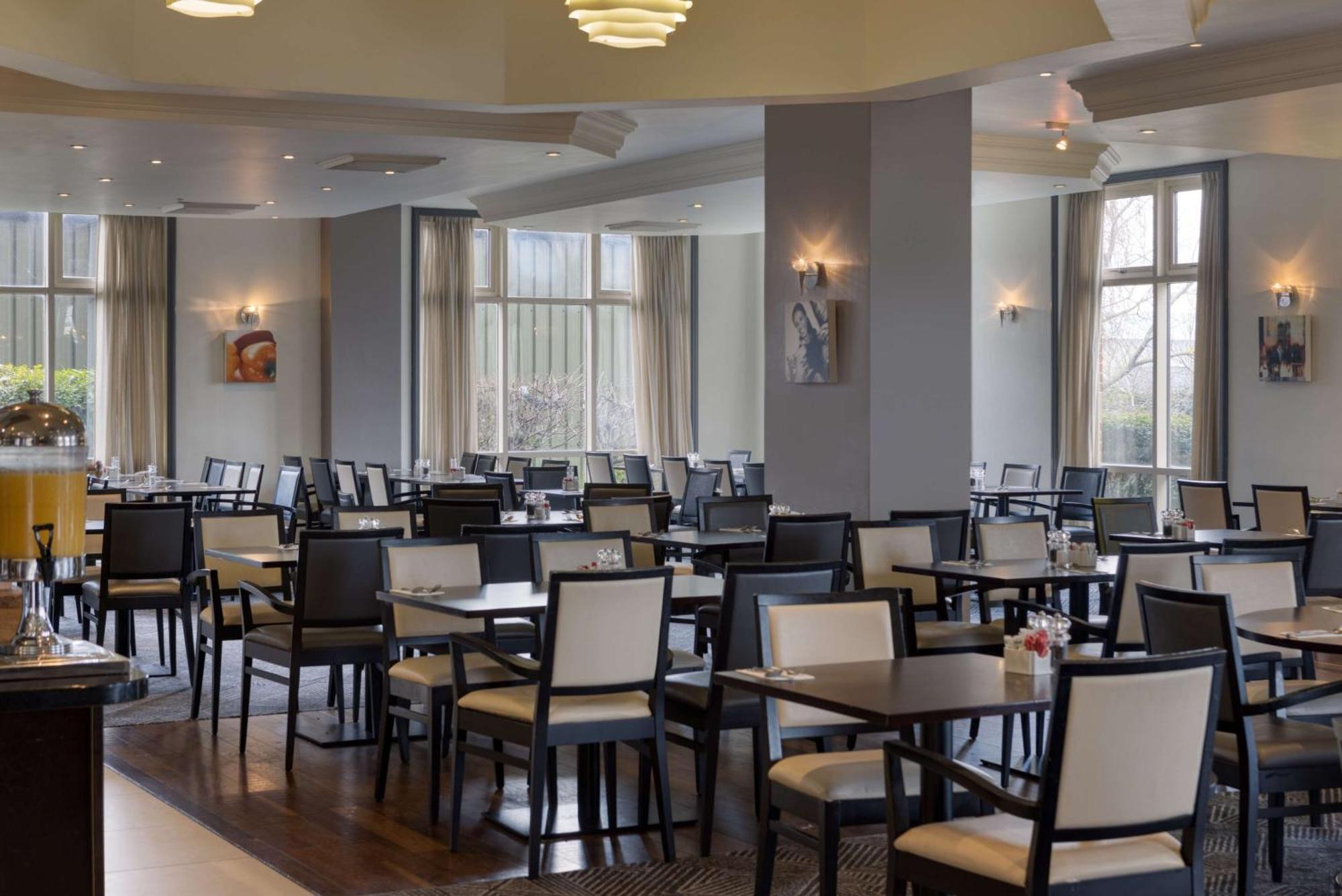 Hotel Doubletree By Hilton Dartford Bridge Exterior foto